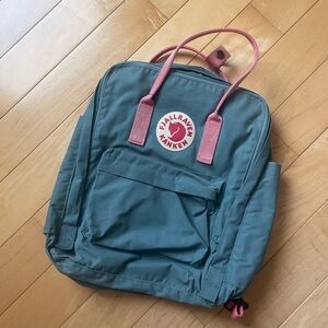 [Fjällräven Kånken] Original Kanken Backpack in Green and Pink